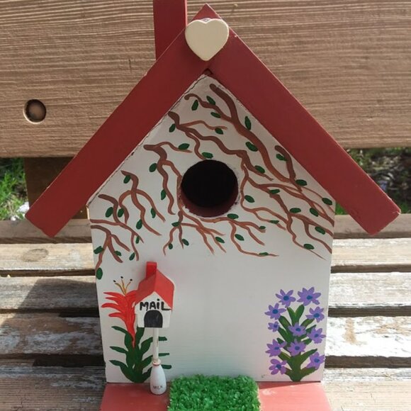 Beautiful Handmade White Birdhouse Mailbox Flowers Garden Shed Tree Heart Red - Picture 1 of 5